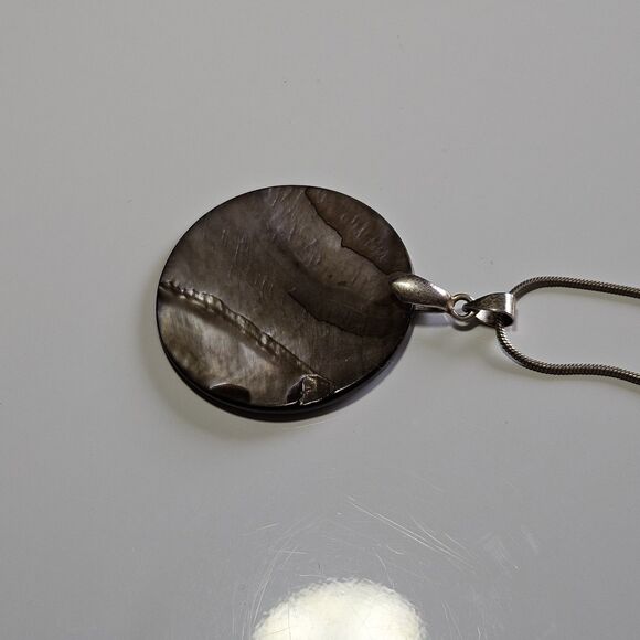 Sterling Silver Mother Of Pearl Pendant On 32" Chain - Picture 11 of 14